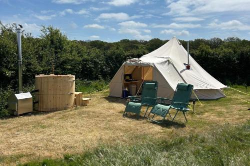 Daisys Meadow Retreat Tent Sleeps 2 with Hot Tub – khách sạn tại Headcorn
