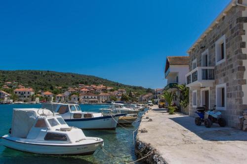 Seaside Haven – Beachfront House with Jacuzzi in Otok Veli Drvenik