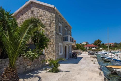 Seaside Haven – Beachfront House with Jacuzzi in Otok Veli Drvenik