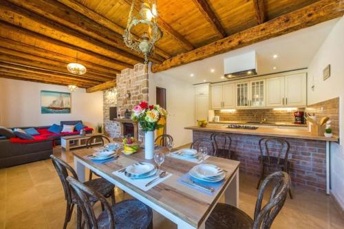 Seaside Haven – Beachfront House with Jacuzzi in Otok Veli Drvenik