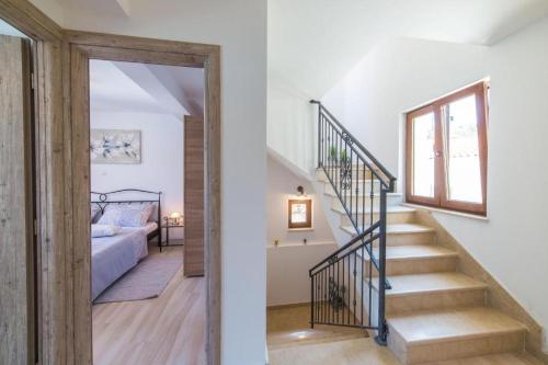 Seaside Haven – Beachfront House with Jacuzzi in Otok Veli Drvenik