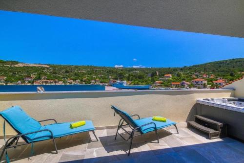 Seaside Haven – Beachfront House with Jacuzzi in Otok Veli Drvenik