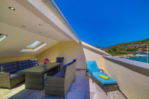 Seaside Haven – Beachfront House with Jacuzzi in Otok Veli Drvenik