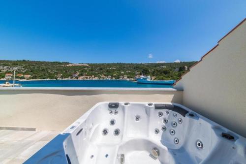 Seaside Haven – Beachfront House with Jacuzzi in Otok Veli Drvenik