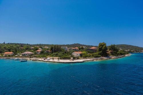 Seaside Haven – Beachfront House with Jacuzzi in Otok Veli Drvenik