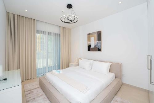 Elegant 1BR with Balcony in Viridian City Walk - image 2