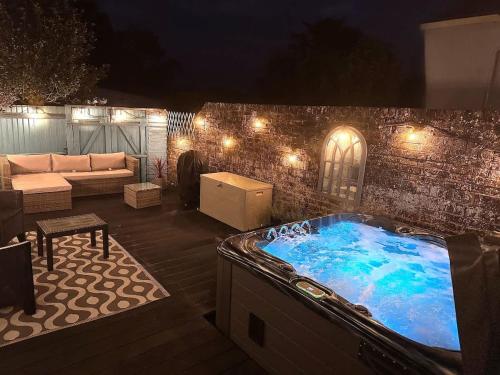Luxury Cottage with Hot Tub near Pevensey Castle – khách sạn tại Lower Dicker