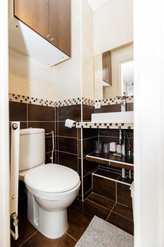 Cozy and bright studio in a quiet neighborhood - image 6