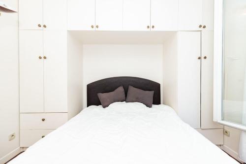 Cozy and bright studio in a quiet neighborhood - image 8