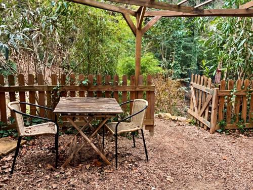 CASA-Appartement jardin au pied Sainte-Victoire