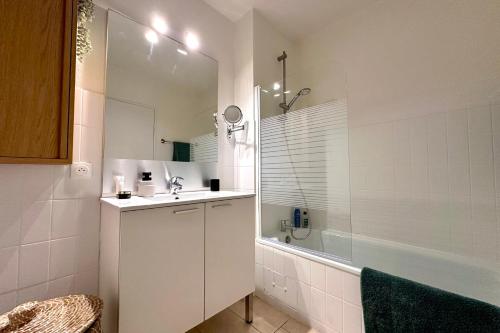 Apartment with Terrace & Pool Mandelieu - image 4