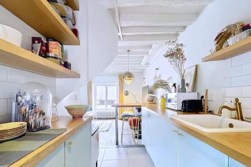 Charming Duplex Place des Vosges - image 4