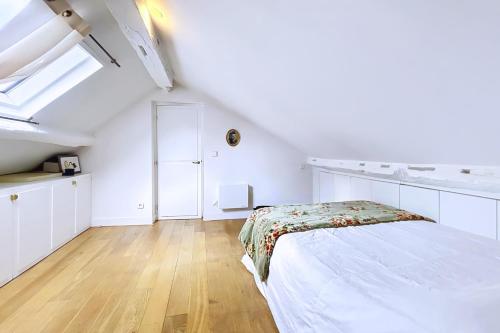 Charming Duplex Place des Vosges - image 7