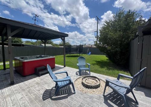 Stunning 4BR 2BA Hot Tub Cozy Home in Plano in Plano, USA