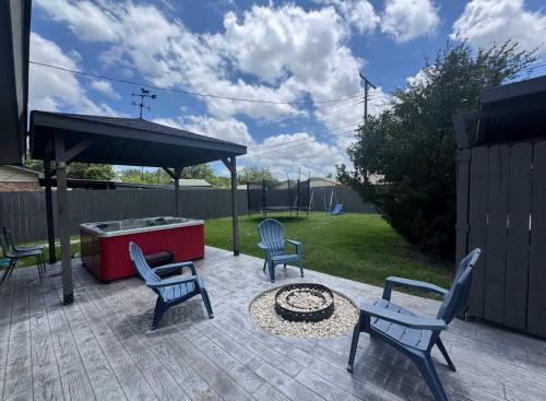 Stunning 4BR 2BA Hot Tub Cozy Home in Plano in Plano, USA