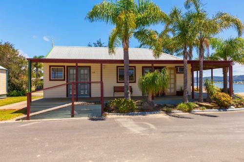 Batemans Bay Marina Resort Stop at Coachhouse Marina Resort to discover the wonders of Batemans Bay. The hotel offers a high standard of service and amenities to suit the individual needs of all travelers. Wi-Fi in public areas