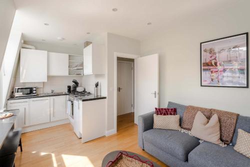 So Glamourous Pad -  Fitzrovia - by Frankie Says - image 8