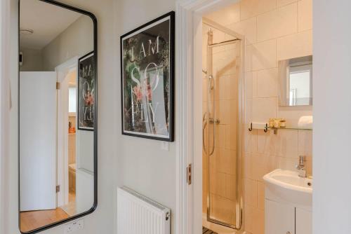 So Glamourous Pad -  Fitzrovia - by Frankie Says - image 7