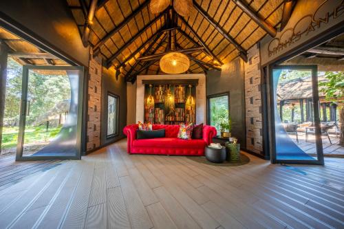 Зовнішній вигляд готелю, Gondwana Namushasha River Lodge in Конгола