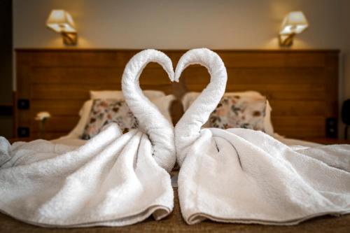 Logis Hotel Restaurant Les 2 Rives - A75, en bordure de riviere