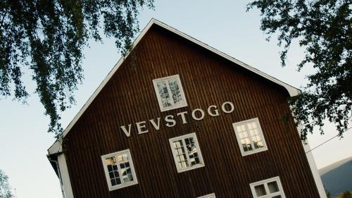 Viesnīcas āriene, Blårommet på Vevstogo (The blue room at Vevstogo - cosy bedroom with a mesmerizing view, sauna and eco living in an old sch) in Ryfoss