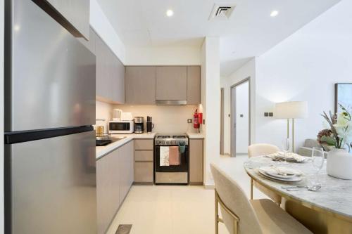 Stylish 1BR in Downtown Dubai Near Burj Khalifa - image 2