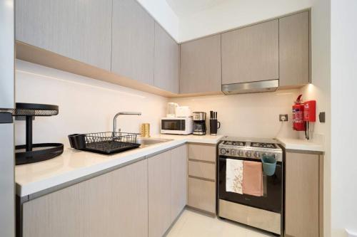 Stylish 1BR in Downtown Dubai Near Burj Khalifa - image 4