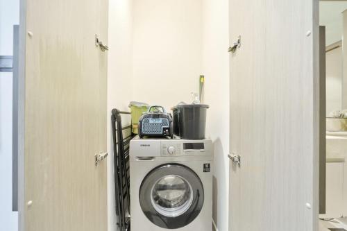 Stylish 1BR in Downtown Dubai Near Burj Khalifa - image 6
