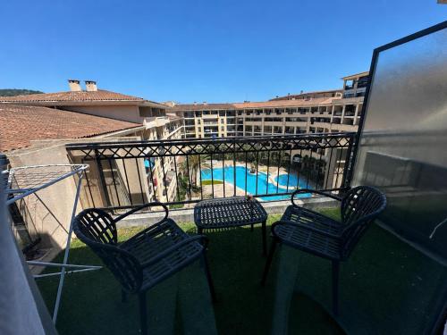 Studio avec terrasse, piscine, accès direct plage