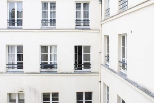 Spacious duplex in the heart of Paris - image 31