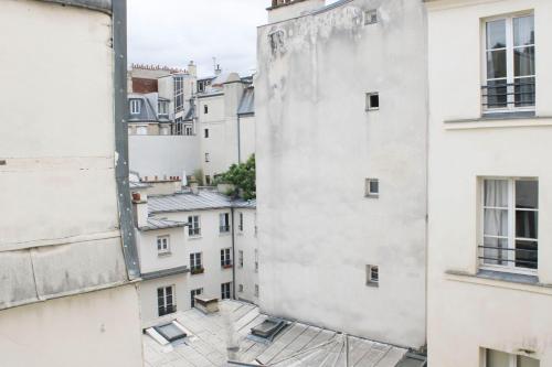Spacious duplex in the heart of Paris - image 19
