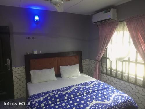 Pleasure rest hotel and suites in อูโย