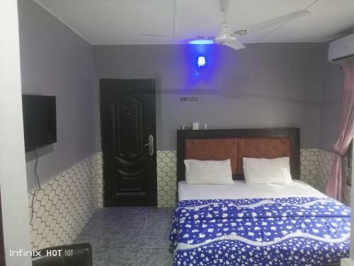 Pleasure rest hotel and suites in อูโย