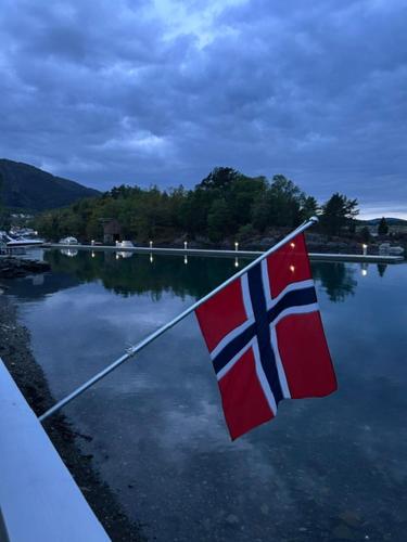 Koselig liten hytte ved sjøen in Skanevik