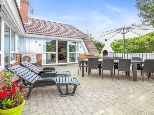 شرفة/ تراس, Holiday Home Tuula - 1-1km from the sea by Interhome in Vejers Strand