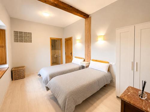 2 twin beds