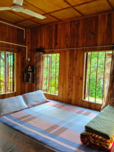 Travellers Hut Homestay Mawlynnong l Blossom Garden in Pynursla