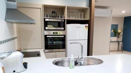 2 bedrooms, 5 beds