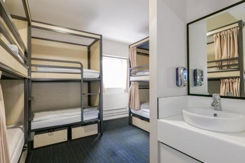 Kinlay Hostel Eyre Square - Best Hostel in Ireland 2025 Room Type - 6 Bed Private Room Ensuite
