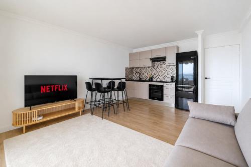 Exceptional 2 bedroom apartment with AC WiFi, sea vies and parking in Nice