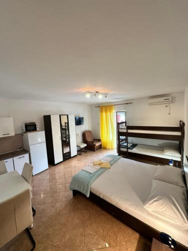 1 double bed, 1 twin bed