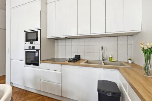 Vibrant 2BR Apartment Near Bastille & Le Marais - image 5