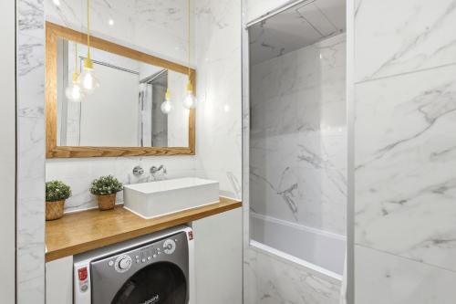 Vibrant 2BR Apartment Near Bastille & Le Marais - image 9