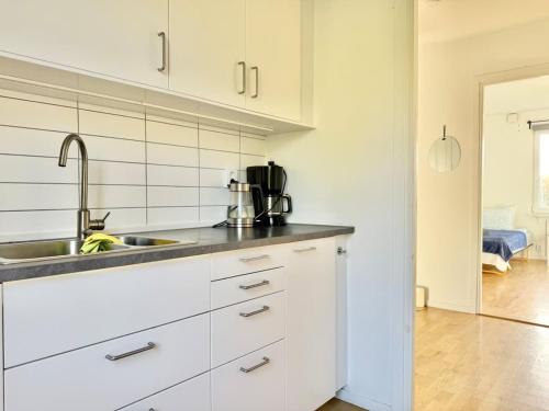 3 Bedroom Apartment With 6 Beds For Workers And Families Free Parking - image 3