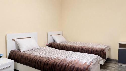 2 twin beds