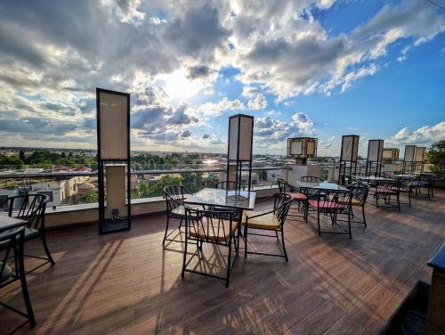 Goldcrest Mall & Residency - Family Three Bedroom Apartment - DHA Phase 4 - image 4