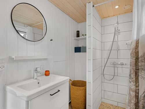 Vannituba, Holiday Home Terkel - 800m to the fjord by Interhome in Hemmet
