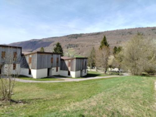 Residence Vacanceole Les Monts Jura – khách sạn tại Công xã Villard-Saint-Sauveur