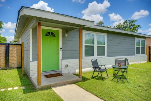 7 Mi to Dtwn SATX! Bright Home w/ Yard & Grill – khách sạn tại Khac