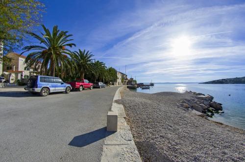 Seafront vacation house w JACUZZI 5 meters from beach